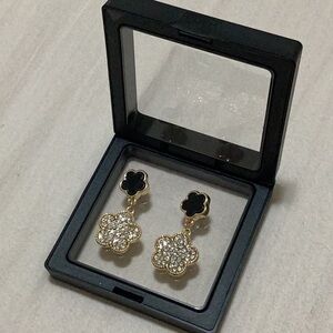 Beautiful black clover earrings with diamonds!NEVER WORN